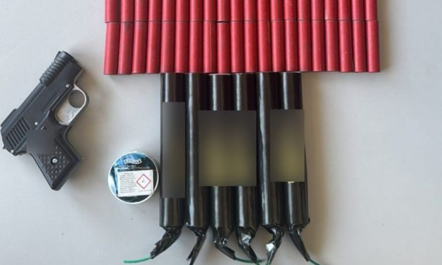 Σαλαμίνα: Κατασχέθηκαν πάνω από 2.000 κροτίδες και φωτοβολίδες - Πέντε συλλήψεις