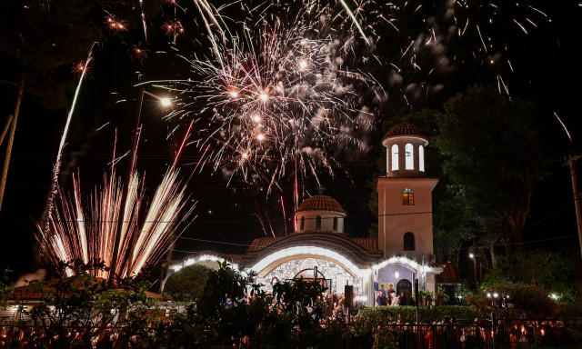Χριστός Ανέστη: Το Φως μέσα μας, η Ελλάδα μπροστά μας - Αγαπάτε αλλήλους
