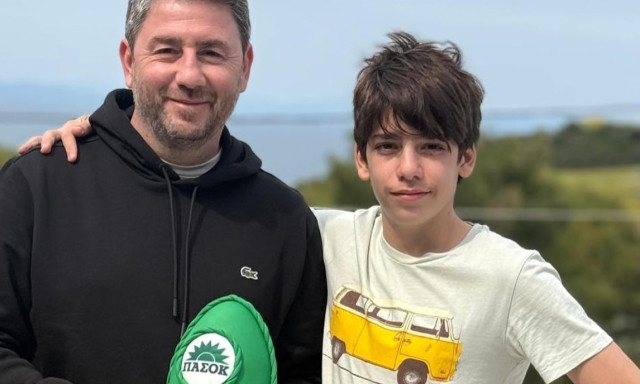 Η τρυφερή ανάρτηση Ανδρουλάκη με τον γιο του, οι ευχές και το καταπράσινο πασχαλινό αυγό