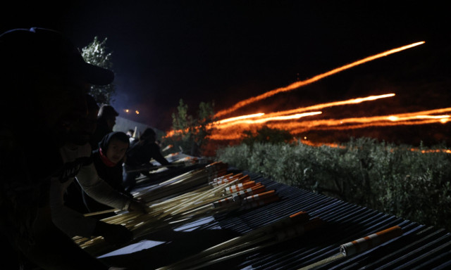 Η επόμενη μέρα από τον ρουκετοπόλεμο στον Βροντάδο Χίου - Τι κάνουν τα «ρουκετόξυλα» οι κάτοικοι