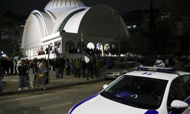 Νέος Κόσμος: Ανάσταση με ΜΑΤ και όχι με μολότοφ - Τρεις συλλήψεις για το «έθιμο»