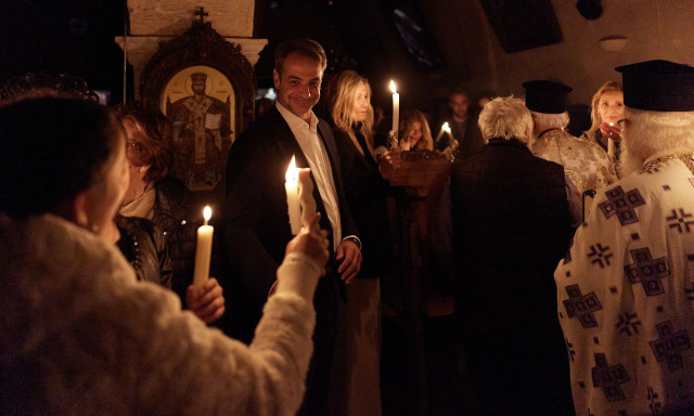 Ο πρωθυπουργός στα Χανιά για την Ανάσταση: Παρακολούθησε τη λειτουργία με τη σύζυγό του