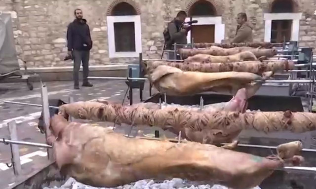 Οι καταστηματάρχες στο Μοναστηράκι έστησαν 150 σούβλες