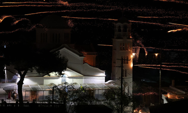 Ρουκετοπόλεμος στο Βροντάδο Χίου: Τηρήθηκε το πατροπαράδοτο έθιμο με τον «πόλεμο» των δύο ενοριών