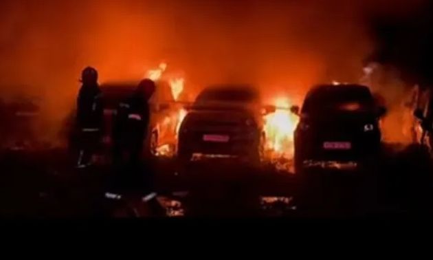 Ηράκλειο: Μεγάλη φωτιά σε χώρο στάθμευσης ενοικιαζόμενων αυτοκινήτων - Βίντεο