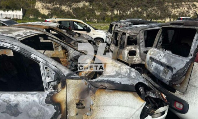 Φωτιά στο Ηράκλειο: Εικόνες καταστροφής στο χώρο με τα ενοικιαζόμενα οχήματα - Κάηκαν σχεδόν τα μισά
