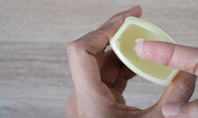 Βαζελίνη: Οφέλη υγείας, χρήσεις - Τι θέλουν να γνωρίζετε οι δερματολόγοι