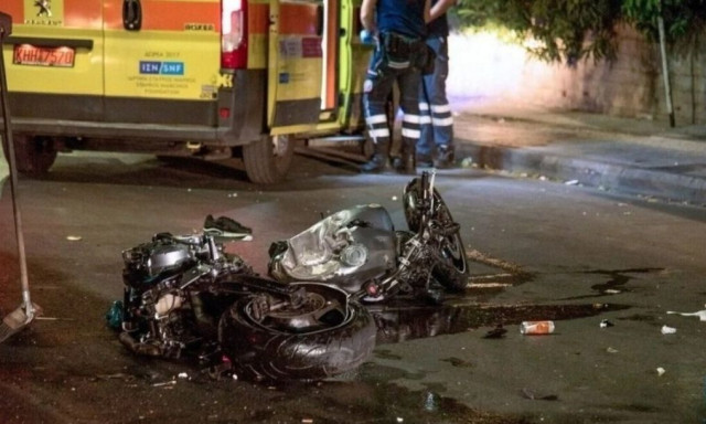 Σοβαρό τροχαίο στην Πάτρα: Μηχανή «καρφώθηκε» σε δέντρο - Στο νοσοκομείο η 30χρονη οδηγός