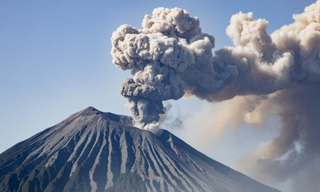 Ιαπωνία: Το ηφαίστειο Σακουρατζίμα «ξύπνησε» ξανά – Τέφρα και καπνός έως 3.400 μέτρα ύψος