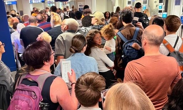 Ευρώπη: Χάος στα αεροδρόμια από τους νέους συνοριακούς ελέγχους - Τεράστιες ουρές και καθυστερήσεις