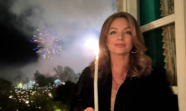 Στην Κέρκυρα η Άντζελα Γκερέκου για το Πάσχα: Το έθιμο των Μπότηδων και η οικογενειακή φωτογραφία