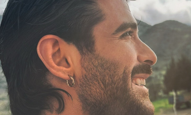 Άρης Μουγκοπέτρος: «Καμιά νύχτα δεν άντεξε μπροστά σε μια Ανάσταση» - Η ανάρτηση του μουσικού