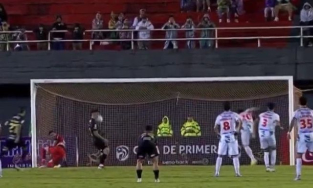 Παραγουάη: Σκόραρε με το… πρόσωπο έπειτα από διώξιμο σε δικό του χαμένο πέναλτι – Βίντεο