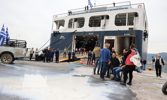 Μυτιλήνη: Κατάληψη του καταπέλτη του πλοίου ΝΗΣΟΣ ΣΑΜΟΣ από ομάδες κτηνοτρόφων