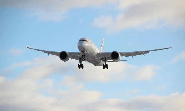 Ισλανδία: Πιλότος ήθελε να γιορτάσει τη συνταξιοδότησή του και πέταξε «ξυστά» πάνω από χωριό