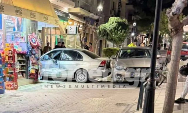 Κρήτη: Αυτοκίνητο σε «ξέφρενη» πορεία έπεσε πάνω σε παρκαρισμένα και ξήλωσε μπάρες και φωτιστικά