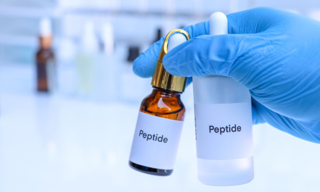 Τι είναι οι θεραπείες με πεπτίδια: Οφέλη, κίνδυνοι και τι λέει στην πραγματικότητα ο FDA