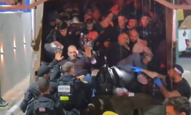 Ισραήλ: Εντοπίστηκαν δεκάδες Παλαιστίνιοι μέσα σε απορριμματοφόρο - Συλλήψεις στο πέρασμα Σομρόν