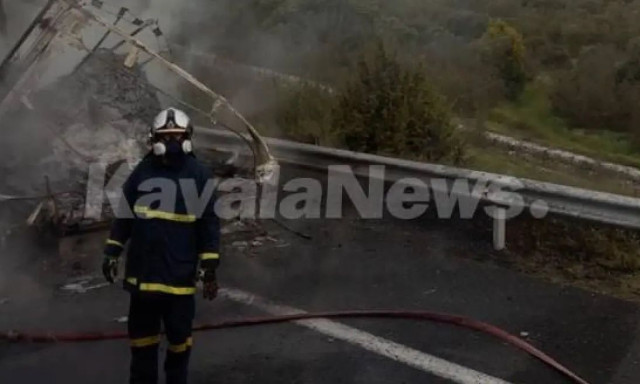 Στις φλόγες τυλίχθηκε φορτηγό στην Εγνατία - Καθυστερήσεις στην κυκλοφορία
