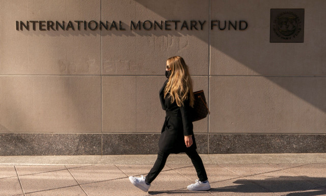 Οι προβλέψεις του ΔΝΤ για την Ελλάδα: Μικρότερη ανάπτυξη, μεγαλύτερος πληθωρισμός, μείωση ανεργίας