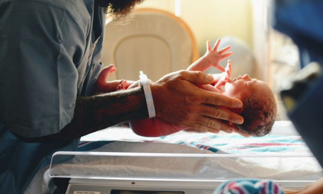 Άνω του 60% οι γεννήσεις με καισαρική στην Ελλάδα: Τριπλάσιες από τον ευρωπαϊκό μέσο όρο