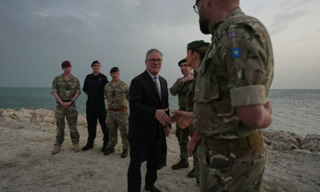 Στάρμερ: Προετοιμάζει τις βρετανικές ένοπλες δυνάμεις για πόλεμο και τους ζητά 3,5 δισ. λίρες