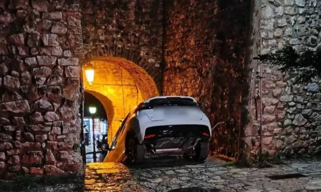 Ιωάννινα: Οδηγός άφησε το αυτοκίνητό του στα σκαλιά του Κάστρου - Φωτογραφίες