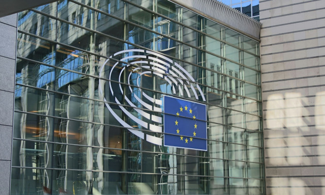 ΕΕ: Προτείνει επιχορηγήσεις, δάνεια, φοροελαφρύνσεις για αντιμετώπιση των επιπτώσεων του πολέμου