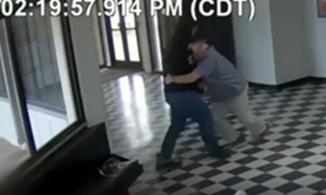 ΗΠΑ: Βίντεο με τη στιγμή που γενναίος λυκειάρχης εξουδετερώνει ένοπλο μέσα σε σχολείο