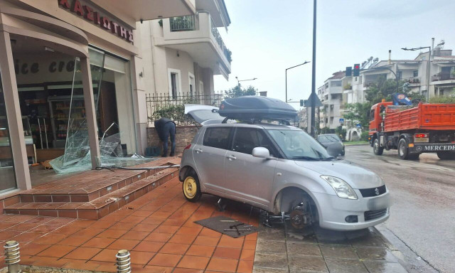 Αγρίνιο: Αυτοκίνητο «καρφώθηκε» σε φούρνο και κατέρρευσε η τζαμαρία