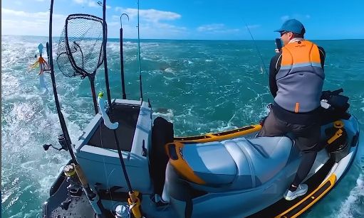 ΗΠΑ: Σέρφερ ψάρεψε μέσα σε πλήθος καρχαρίων - «Ήταν περικυκλωμένος» - Δείτε βίντεο