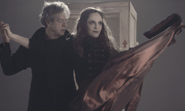 Ο Γιάννης Τσορτέκης και η Έλενα Μαυρίδου μαζί στη σκηνή για το «Δεσποινίς Τζούλια»