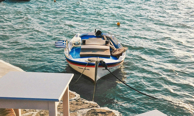 Χαλκίδα: Σπείρα κλέβει και σπάει αυτοκίνητα όταν ο οδηγός τους βρίσκεται μεσοπέλαγα για ψάρεμα