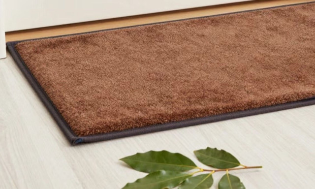 Δάφνη κάτω από το χαλί: Το απλό μυστικό για σπίτι που μοσχοβολάει φρεσκάδα