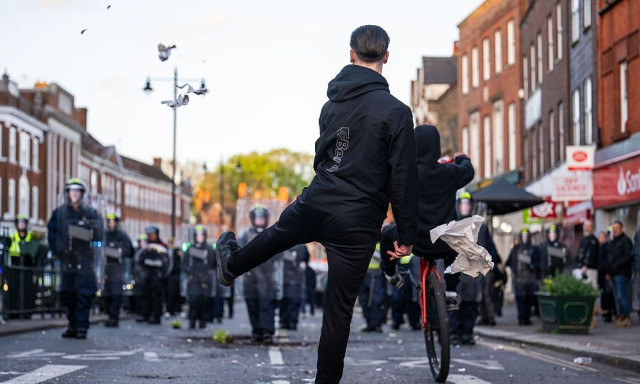 Βρετανία: Φόβοι για ταραχές μετά από ομαδικό βιασμό γυναίκας – Ένταση σε διαδήλωση
