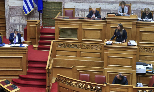 Μητσοτάκης κατά Κωνσταντοπούλου: Ήσασταν η μόνη αρχηγός που υιοθέτησε την αθλιότητα για την κόρη μου