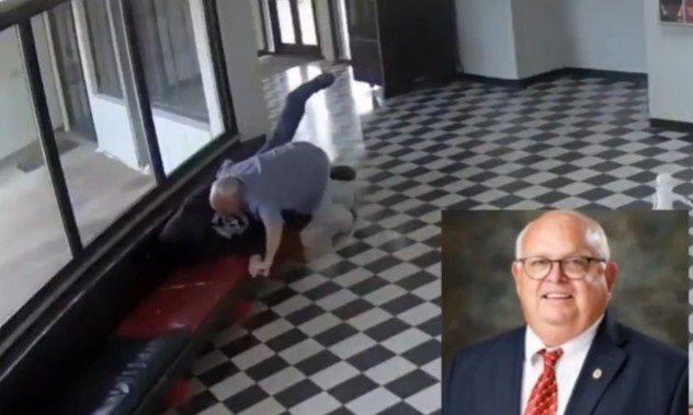 Η στιγμή που διευθυντής σχολείου προσπαθεί να αφοπλίσει πρώην μαθητή του και δέχεται πυροβολισμό