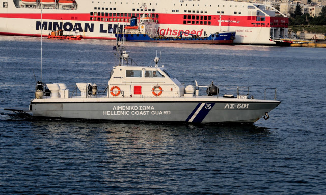 Αυτοκίνητο έπεσε στο λιμάνι του Πειραιά - Στο νοσοκομείο ο 54χρονος οδηγός