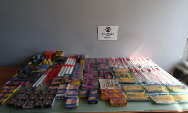 Κατάσχεση εκατοντάδων πυροτεχνημάτων σε κατάστημα στο Κερατσίνι - Συνελήφθη 46χρονος