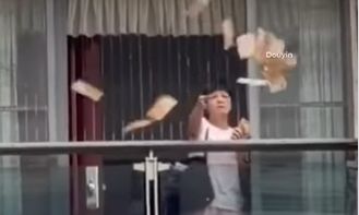 Κίνα: Γυναίκα πέταξε περίπου 160.000 δολάρια από το μπαλκόνι μετά από τσακωμό με τον σύζυγό της