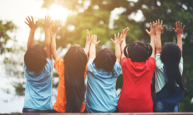 Κορίτσι με αναπηρία παρακολουθεί τους φίλους της να παίζουν και συγκινεί το διαδίκτυο - Δείτε βίντεο