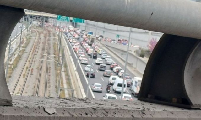 Καραμπόλα τριών οχημάτων στην Αττική Οδό μετά την έξοδο Κηφισίας στο ρεύμα προς Αεροδρόμιο