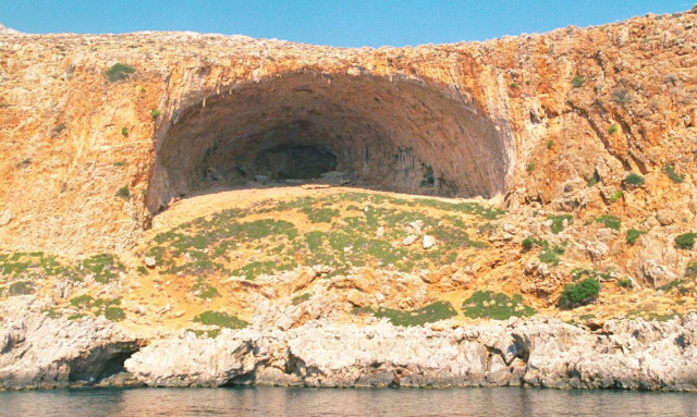 Κρήτη: Άνδρας χωρίς ρούχα βρέθηκε νεκρός σε σπηλιά στα Φαλάσαρνα