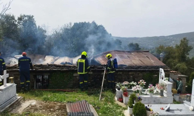 Ιωάννινα: Στις στάχτες το οστεοφυλάκιο στο Ελληνικό έπειτα από μεγάλη φωτιά – Δείτε εικόνες