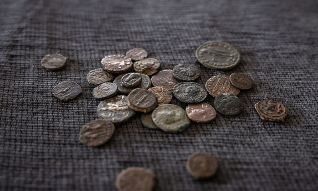 Ανακαλύφθηκαν ράβδοι και χρυσά νομίσματα σε χωράφι – Τι γνωρίζουμε για την προέλευσή τους