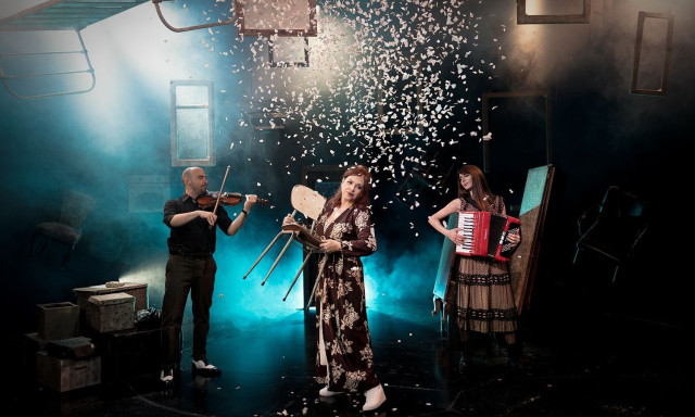 Ελένη Ράντου: Γιόρτασε την πρεμιέρα της στη Θεσσαλονίκη τρέχοντας ξημερώματα στο δωμάτιο - Βίντεο