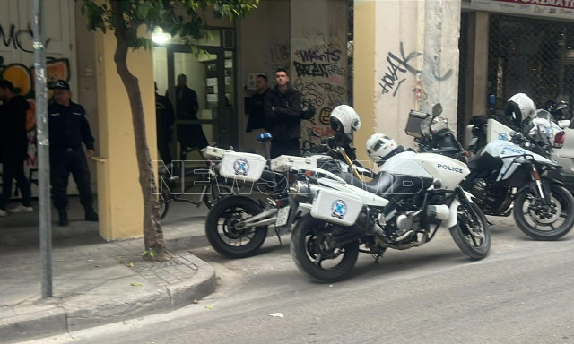 Γυναίκα εντοπίστηκε νεκρή σε ακάλυπτο χώρο πολυκατοικίας στο κέντρο της Αθήνας – Μία προσαγωγή