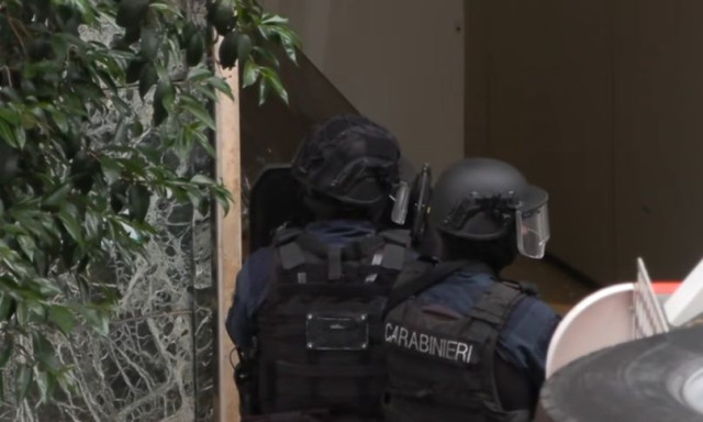 Νάπολη: Κινηματογραφική ληστεία σε τράπεζα – Κράτησαν όμηρους, άδειασαν θυρίδες και εξαφανίστηκαν