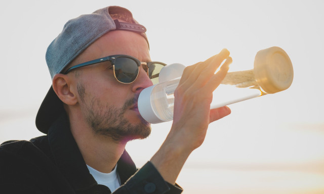 Βακτήρια και μούχλα στα μπουκάλια νερού: Κίνδυνοι και πρόληψη