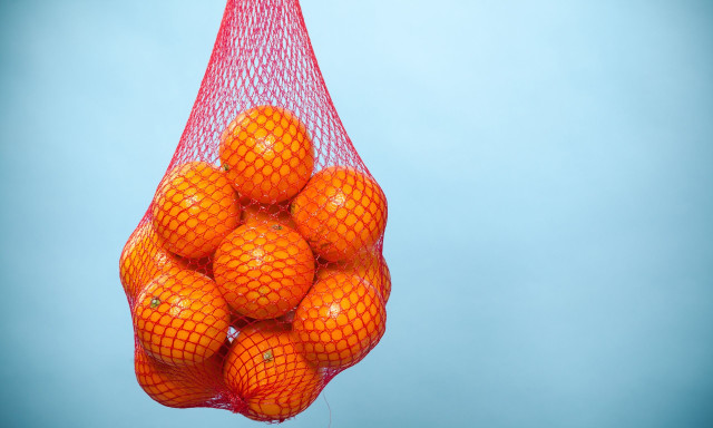 Γιατί τα πορτοκάλια πωλούνται σχεδόν πάντα μέσα σε κοκκινωπό ή πορτοκαλί διχτάκι